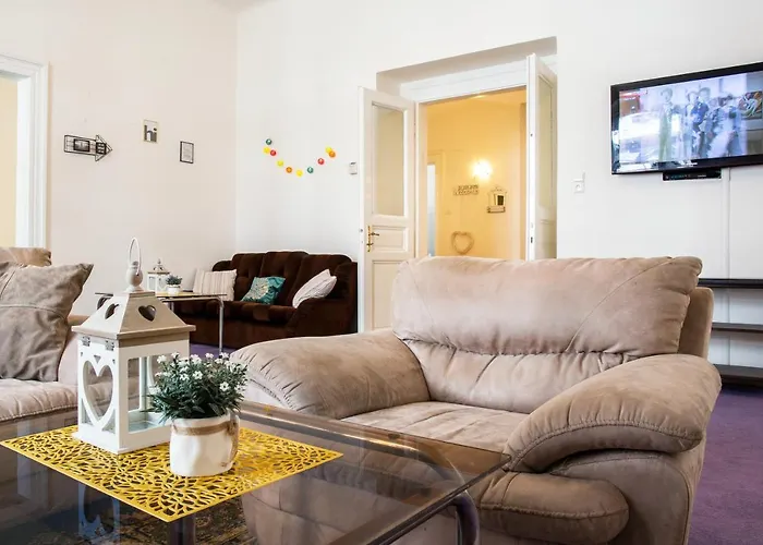 Large 3 Bdr Apt In The Heart Of Prague